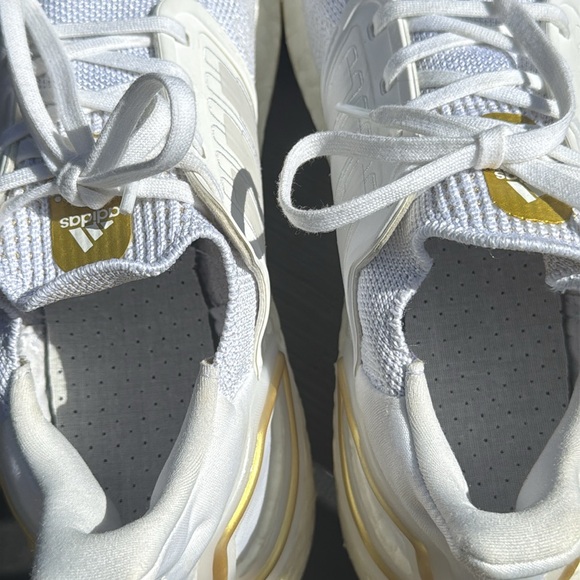 Adidas Women’s Ultra Boost 20 Cloud White Gold Metallic Heel (Size: 7.5) EUC - Picture 15 of 17